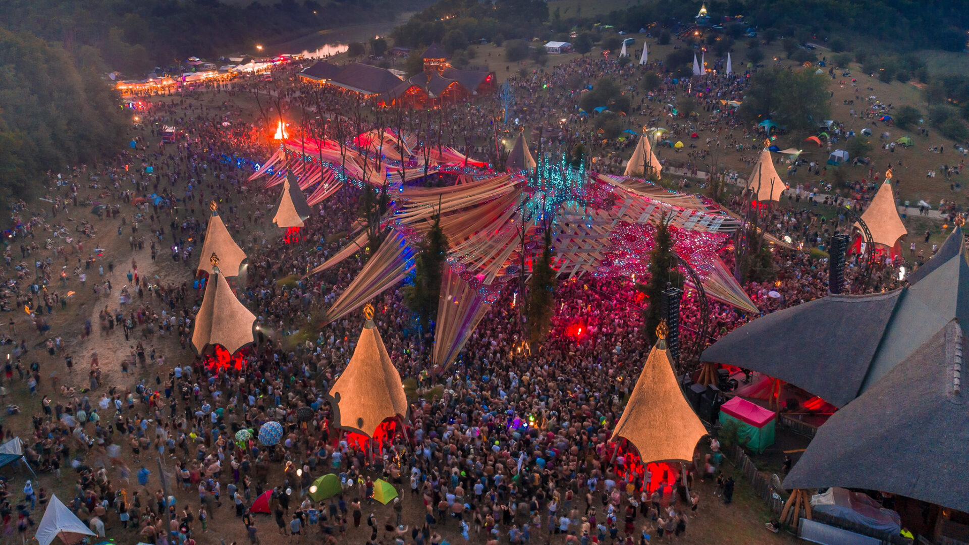 Les meilleurs festivals techno en Hongrie en 2025 - Ozora festival techno hongrie - Ropa de festival