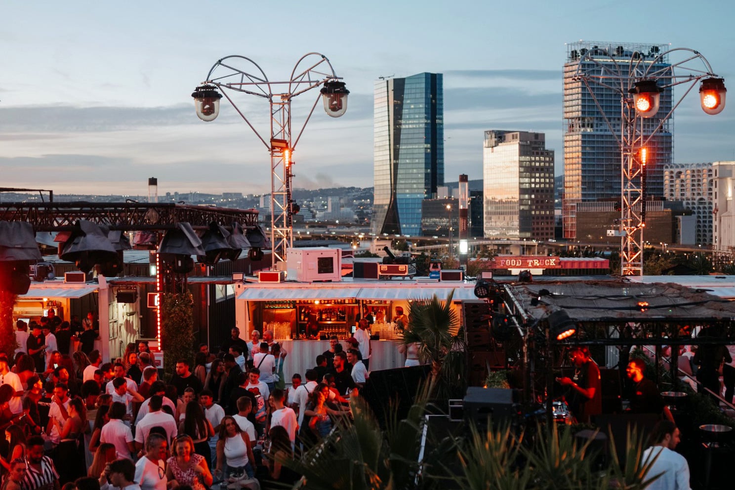 Los mejores lugares para fiesta techno en Marsella 11 Les meilleurs lieux de soirée techno à Marseille - R rooftop soirée techno marseille - Tenue de festival