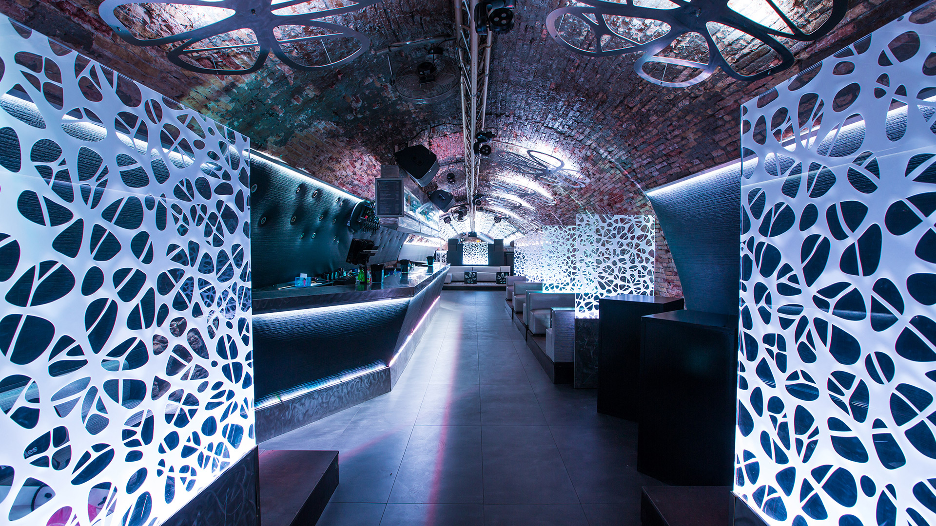 Los mejores lugares para fiesta techno en Marsella 3 Les meilleurs lieux de soirée techno à Marseille - Trolleybus soirée techno marseille - Tenue de festival