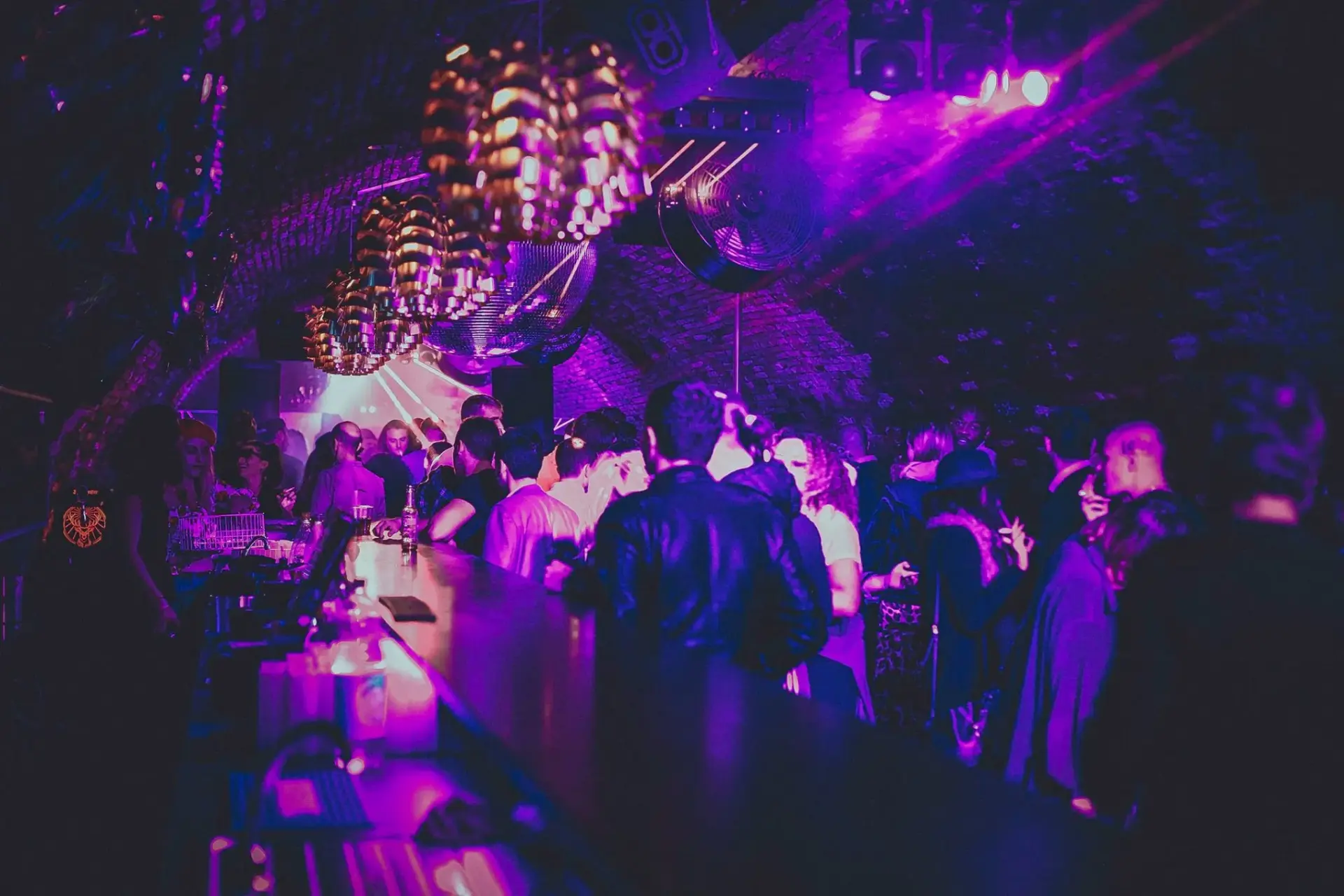 Los mejores lugares para fiesta techno en Marsella 9 Les meilleurs lieux de soirée techno à Marseille - Danceteria soirée techno marseille - Tenue de festival