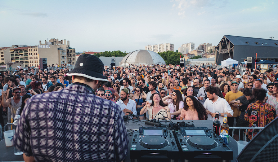Los mejores lugares para fiesta techno en Marsella 6 Les meilleurs lieux de soirée techno à Marseille - La friche de la belle de mai soirée techno marseille - Tenue de festival